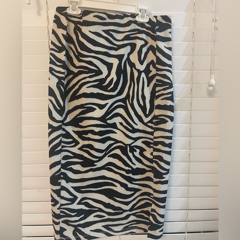 Midi h&m skirt. Size small. Fits like medium around the waste.